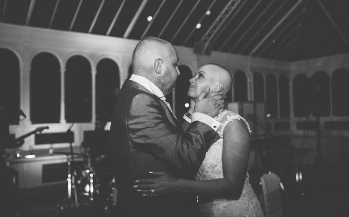 Exemplos que inspiram: noiva raspa cabeça no casamento para homenagear marido com câncer