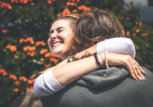 Sorriso_amigos_2020_Photo by Artem Beliaikin from Pexels – smiling-woman-hugging-another-person-2292932