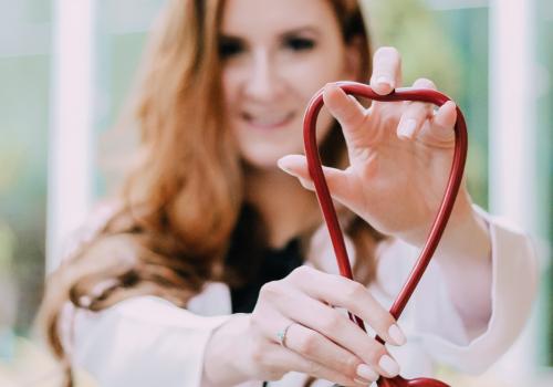 photo-of-woman-holding-red-stethoscope-3408368-Foto de Kamille Sampaio no Pexels