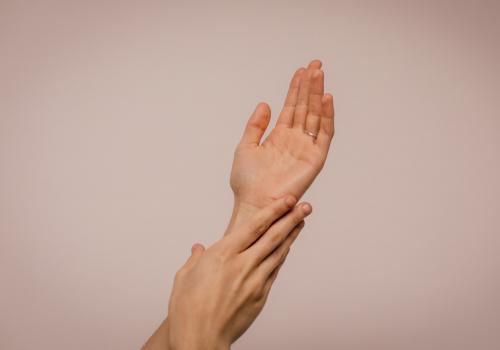 person-touching-hand-1242349-Foto de Juan Pablo Serrano Arenas no Pexels