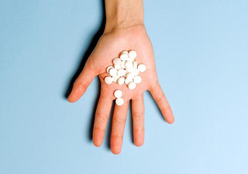 person-holding-white-round-medication-pills-3786128-Foto de Anna Shvets no Pexels