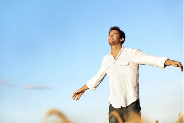 Imagem mostra homem com braços abertos