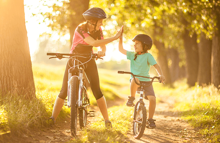 Imagem mostra mãe e filho pedalando