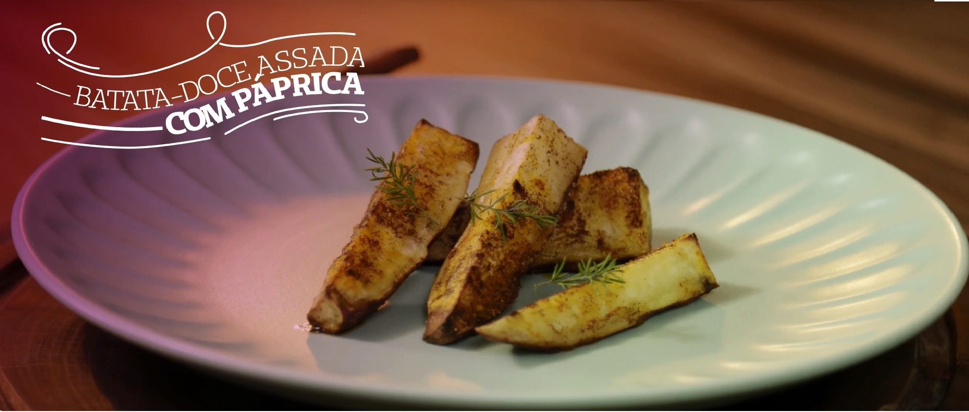 Imagem mostra batatas-doces assadas com alecrim e páprica em um prato branco