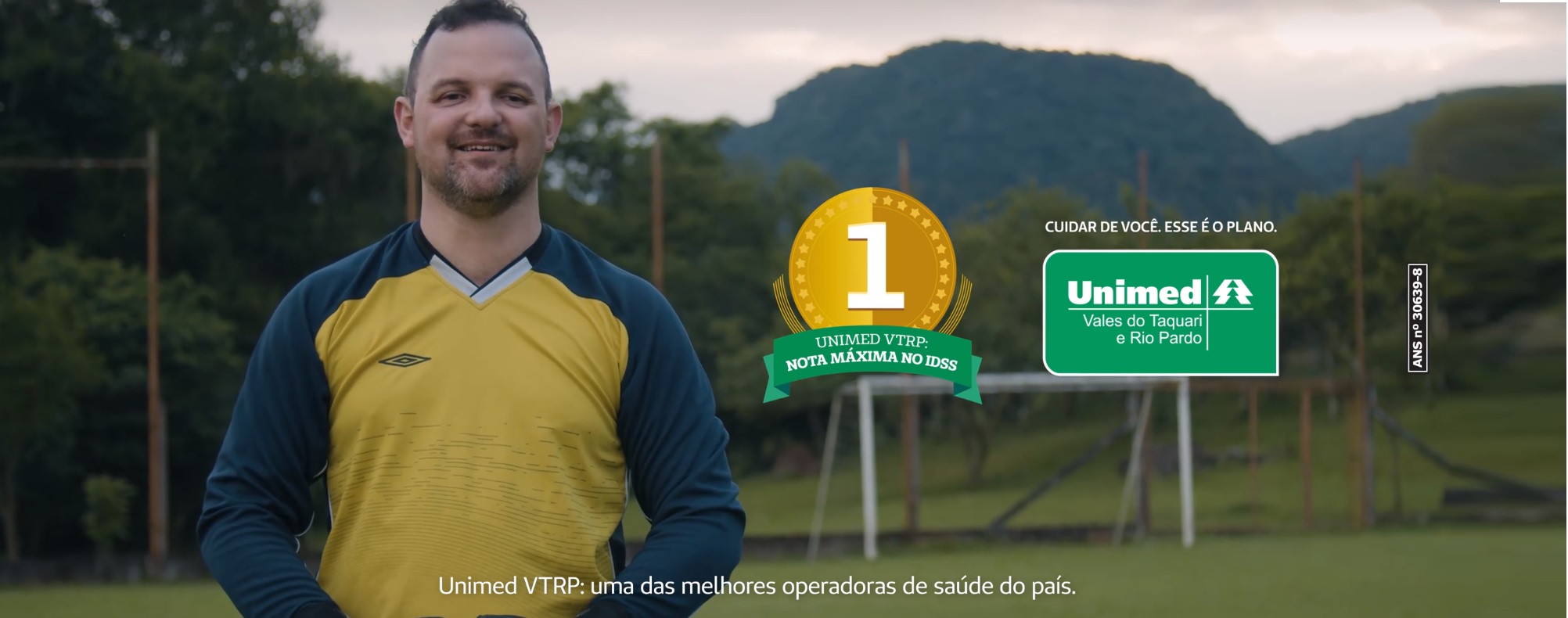 Imagem mostra home com uniforme de goleiro, sorrindo, com uma goleira e um campo de futebol ao fundo. Texto diz: Unimed VTRP, nota máxima no IDSS, uma das mellhores operadoras de planos de saúde do Brasil. Cuidar de você, esse é o plano.