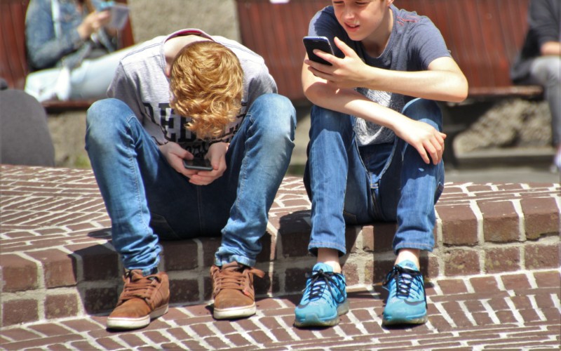 Criancas_celular_2020_Pixabay_Pexels_800