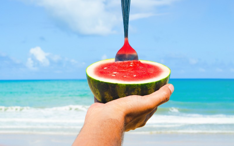 Frutas_2020_800x500_Pexels_Photo by Allec Gomes from Pexels_a-man-holding-a-watermelon-under-the-blue-sky-3350889