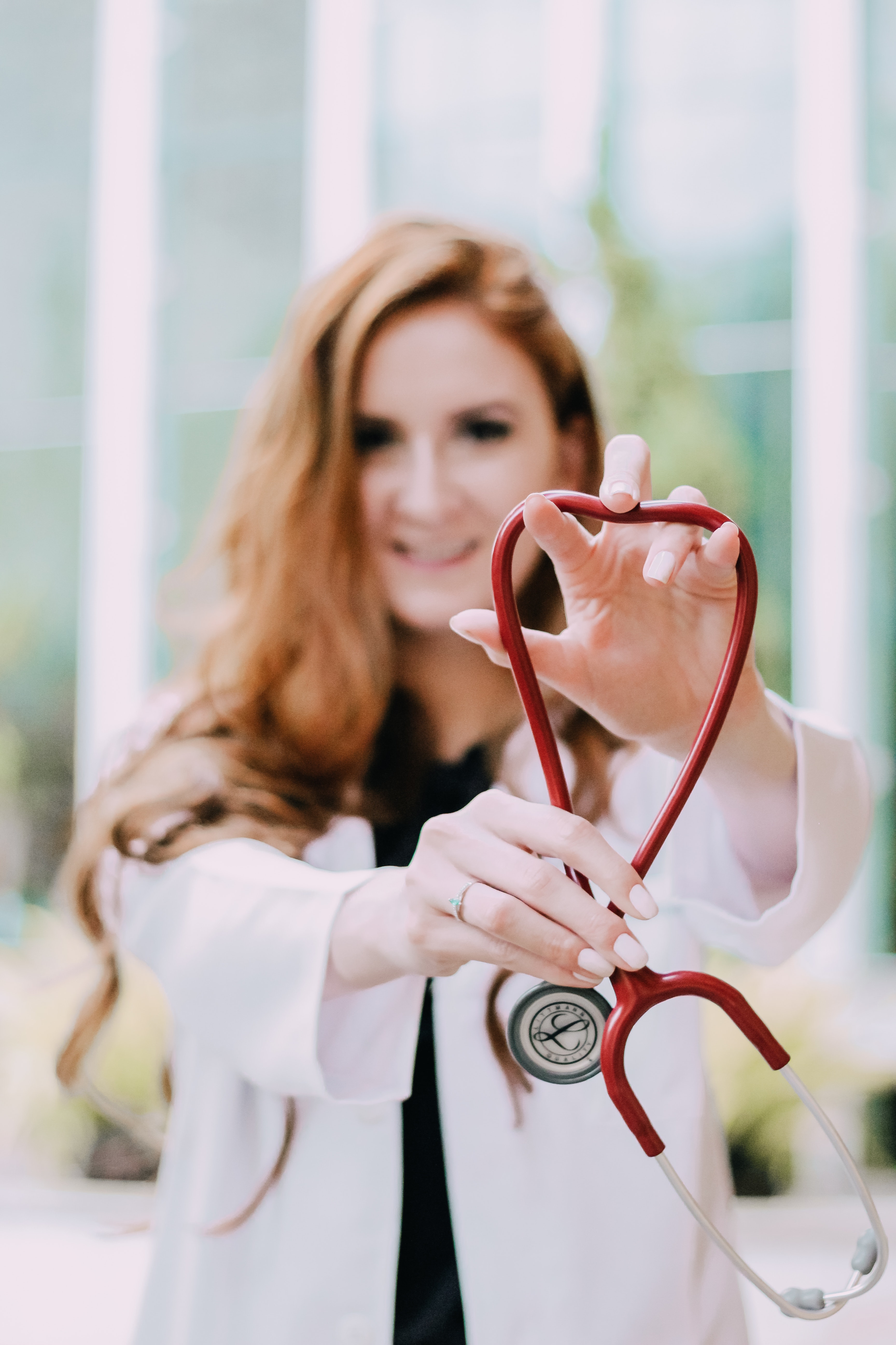 photo-of-woman-holding-red-stethoscope-3408368-Foto de Kamille Sampaio no Pexels