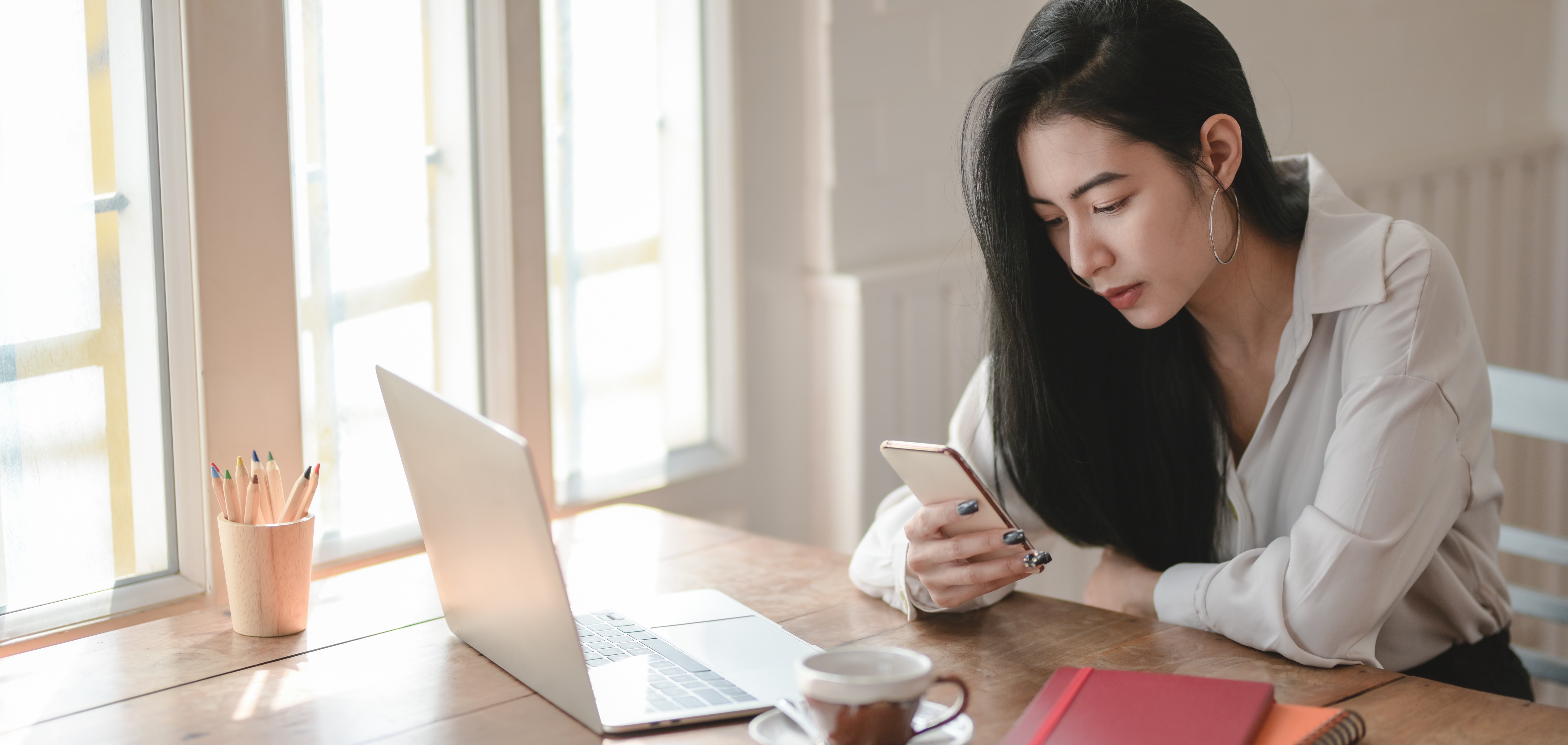 woman-in-white-long-sleeve-shirt-using-smartphone-3803232-Foto de bongkarn thanyakij no Pexels