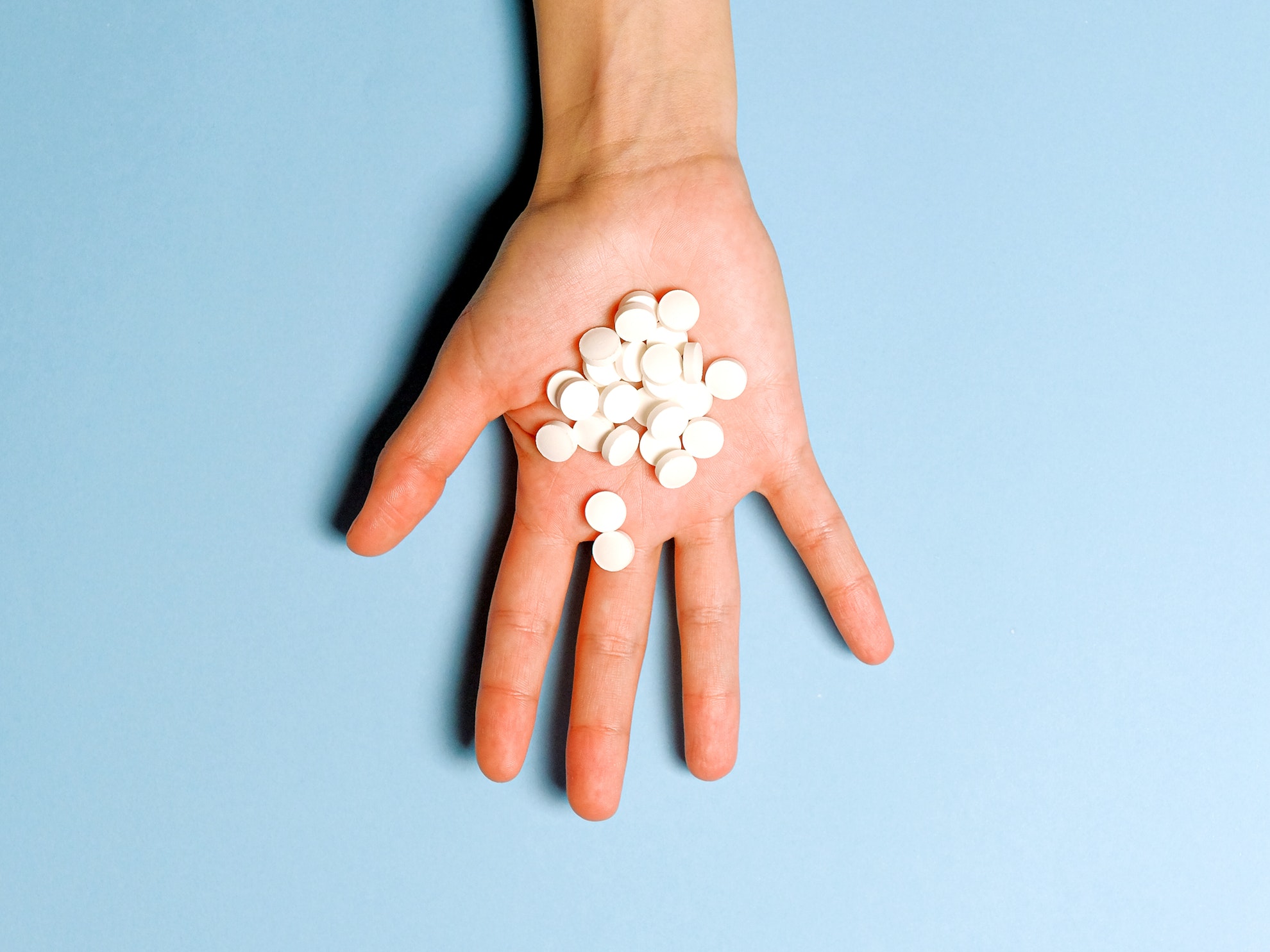 person-holding-white-round-medication-pills-3786128-Foto de Anna Shvets no Pexels