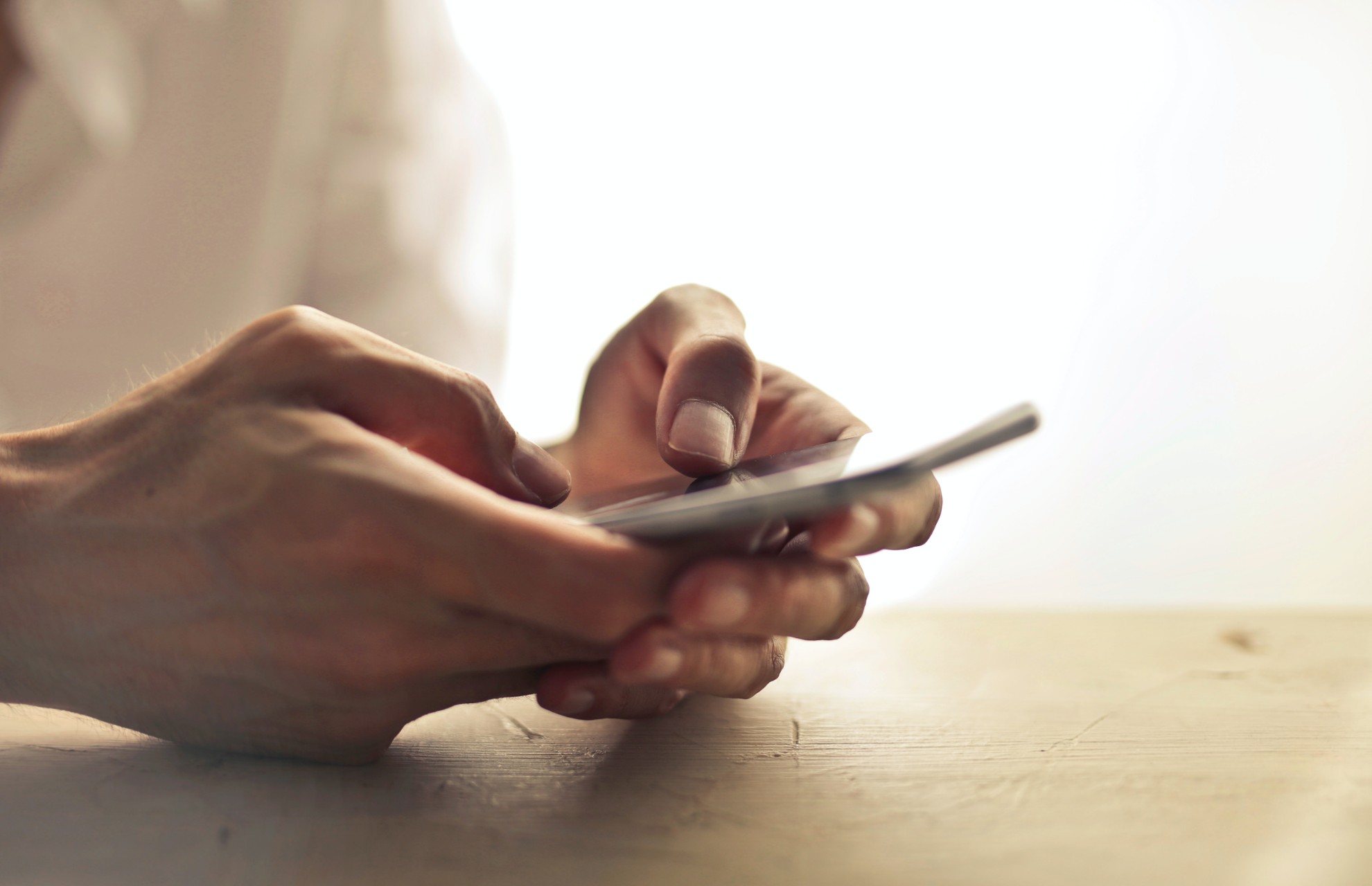 person-using-smartphone-1458283-Foto de Adrienn no Pexels-800