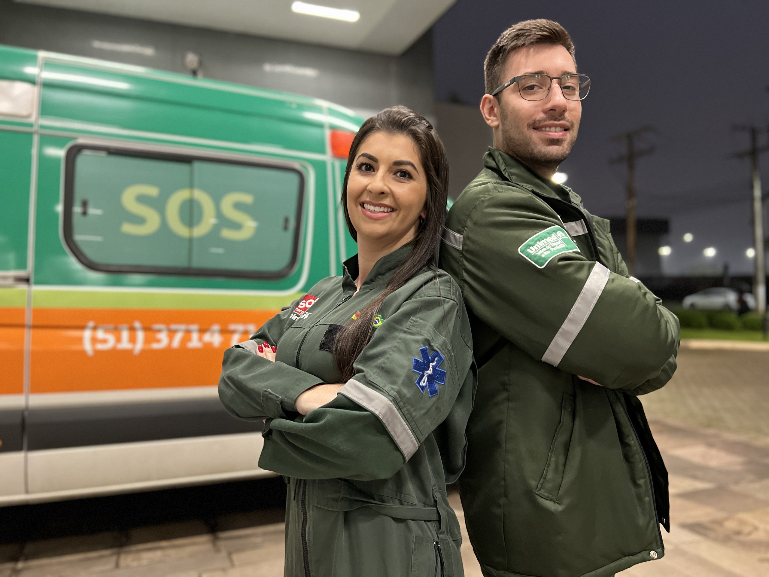 integrantes da equipe do SOS Unimed VTRP posicionados de costas um para o outro, com os braços cruzados e sorrindo