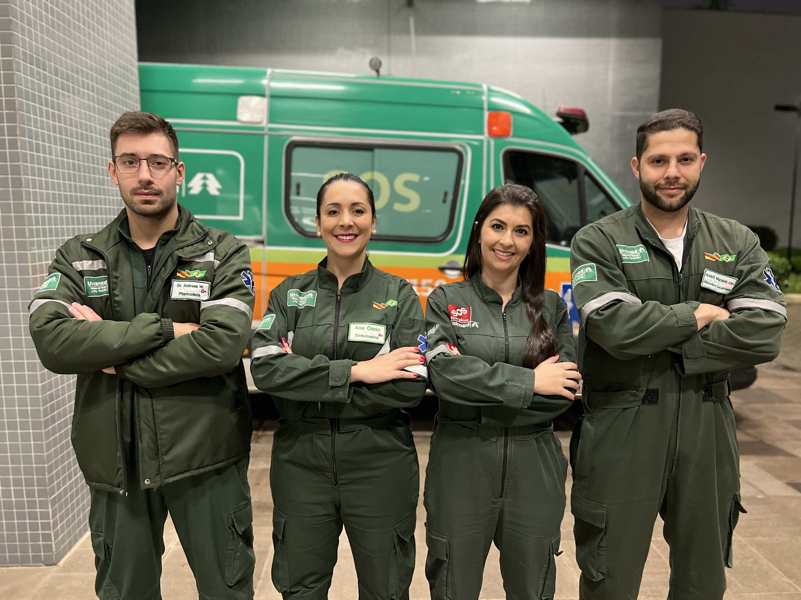 equipe do SOS Unimed VTRP posicionada em frente à ambulâncias