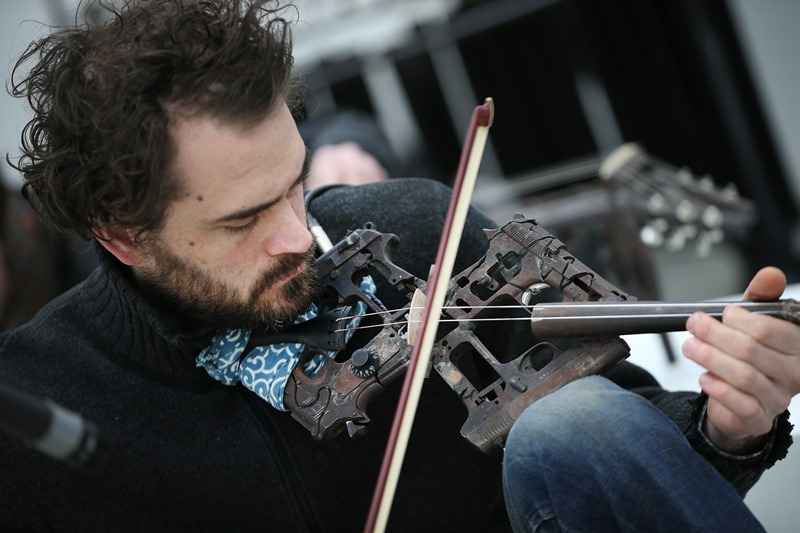 Armas-se-transformam-em-instrumentos-musicais-Retrospectiva-2013-Blog-Unimed-VTRP