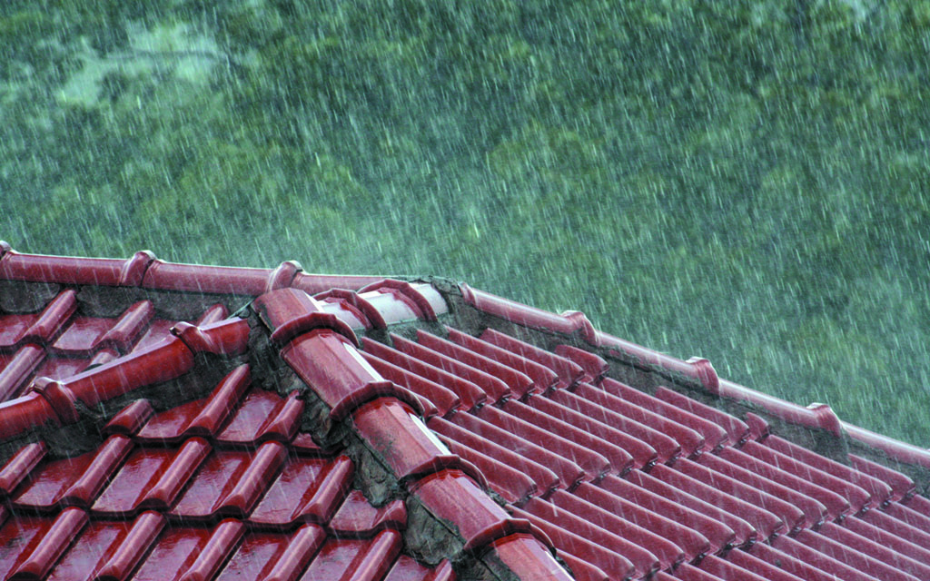 Resultado de imagem para chuva no telhado